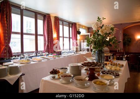 Buffet preparato per il brunch in un ristorante parigino Foto Stock