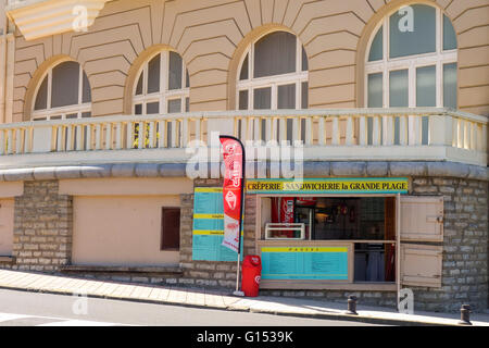 Piccole creperie, sandwich bar, presso la spiaggia Grande Plage, a Biarritz. Aquitaine, paesi baschi francesi, Francia. Foto Stock