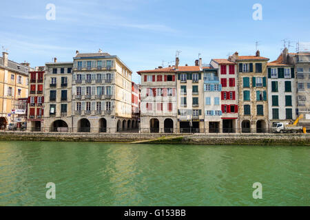 Petit Bayonne intorno al fiume Nive con antichi edifici in basco, l'architettura francese, Bayonne, Francia. Foto Stock