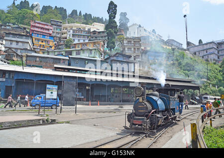 Locomotiva a vapore di bolina Darjeeling Himalayan Railway alla stazione di Darjeeling, Darjeeling, Bengala Occidentale Foto Stock