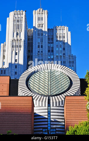 San Francisco, Yerba Buena: lo skyline della città con vista del Museo di Arte Moderna MOMA edificio, progettato dall'architetto svizzero Mario Botta Foto Stock