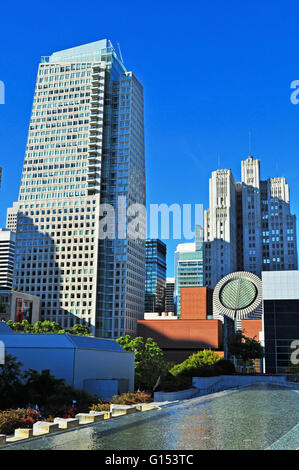 San Francisco, Yerba Buena: lo skyline della città con vista del Museo di Arte Moderna MOMA edificio, progettato dall'architetto svizzero Mario Botta Foto Stock