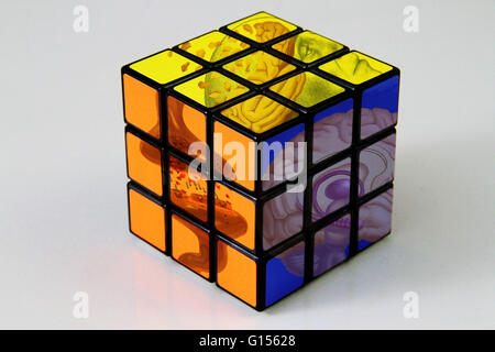 Torre del cubo di Rubik fotografia editoriale. Immagine di intelligenza -  123932152