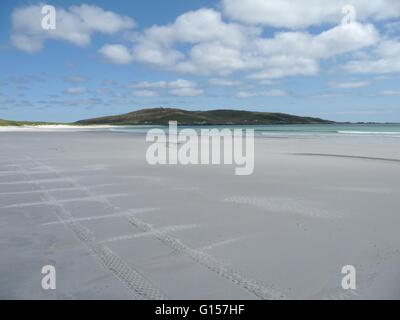 La vasta distesa di sabbia con la bassa marea sulla spiaggia Balephuil, isola di Tiree, Scozia su una soleggiata giornata estiva Foto Stock