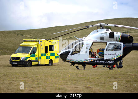 Kent, Sussex e Surrey Air Ambulance (KSSA) e SECAmb salvataggio di parapendio dal monte Caburn, East Sussex Foto Stock