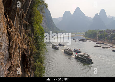 Barche sul Fiume Li a Xingping Foto Stock