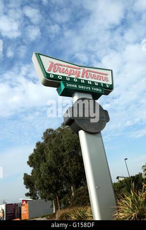 Ciambelle Krispy Kreme 24 ore di guida attraverso il grande cartello sul lato strada in Narre Warren Victoria Melbourne Australia Foto Stock