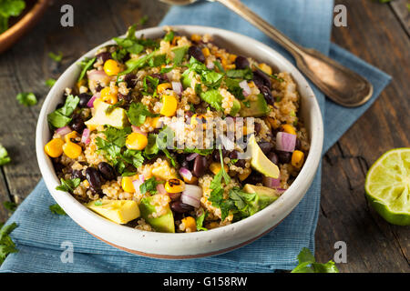 In casa messicano sudoccidentale di Quinoa con insalata di fagioli e mais Il coriandolo Foto Stock