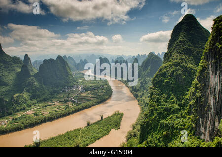 Viaggiare in barca fino la scenic Fiume Li, Xingping, Guangxi Regione autonoma, Cina Foto Stock
