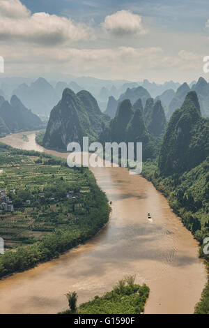 Viaggiare in barca fino la scenic Fiume Li, Xingping, Guangxi Regione autonoma, Cina Foto Stock