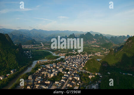 Vista di Xingping da Laozhai Shan mountain, Guangxi Regione autonoma, Cina Foto Stock