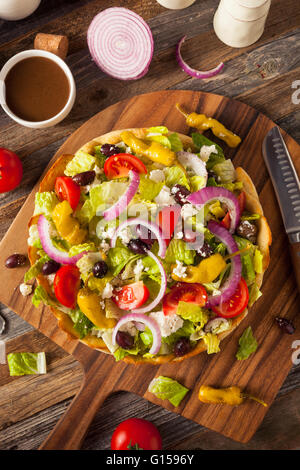 In casa insalata greca in ciotola di pane con cipolle e peperoni Foto Stock