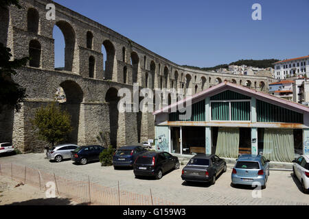 Il Kamares storico periodo bizantino acquedotto monumento. Labrou Katsoni street, Panagia distretto. Kavala o Neapolis, Grecia Foto Stock