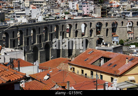 Kavala la periferia della città separate dall'acquedotto di costruzione. Vista da Panagia vecchia città di Kavala, distretto (tetti in primo piano) Foto Stock