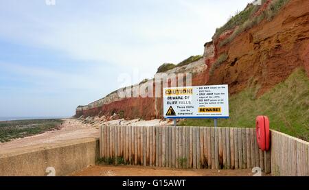 Segnale di avvertimento attenzione attenzione di cliff cade Hunstanton Norfolk England Regno Unito Foto Stock