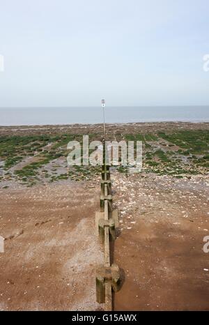 Un singolo groyne sulla spiaggia a Hunstanton Norfolk England Regno Unito Foto Stock