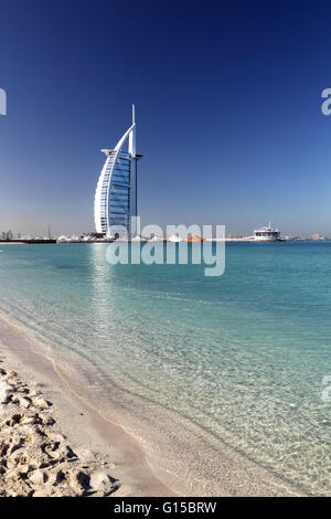 Il lussuoso hotel Burj Al Arab a Jumeirah Beach in Dubai Emirati Arabi Uniti. Foto Stock