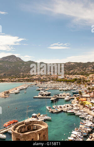 Il porto di Calvi, la città e il lungomare di edifici, Calvi, Haute-Corse, Corsica, Francia Foto Stock