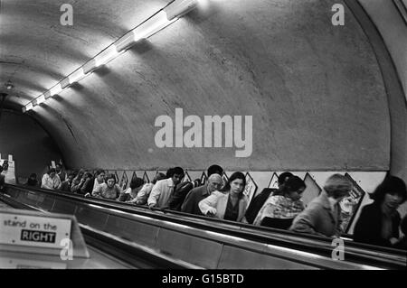 Immagine di archivio di pendolari su una linea del Nord escalator, London Underground di Londra, Inghilterra, 1979 Foto Stock