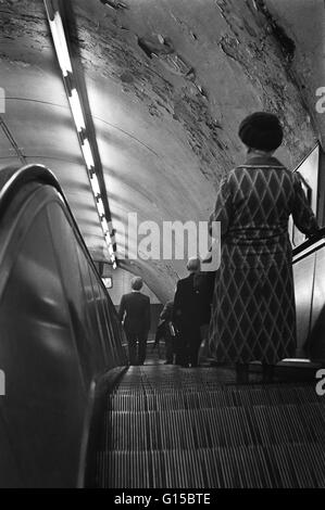 Immagine di archivio di pendolari su una linea del Nord escalator, London Underground di Londra, Inghilterra, 1979 Foto Stock