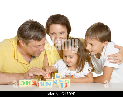 La famiglia gioca con cubi Foto Stock