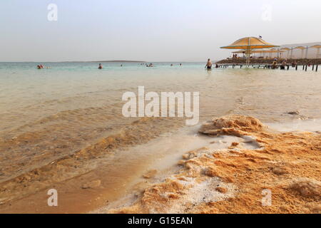 Bagnanti nel Mar Morto con il salato litorale, Ein Bokek (En Boqeq) spiaggia, Israele, Medio Oriente Foto Stock