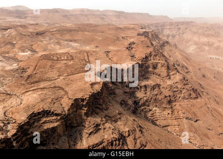 Campo militare romano e le rovine del deserto Judaean, visto dalla fortezza di Masada, Sito Patrimonio Mondiale dell'UNESCO, Israele, Medio Oriente Foto Stock
