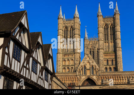 A struttura mista in legno e muratura Leigh-Pemberton House e la Cattedrale di Lincoln, dalla Piazza del Castello, Lincoln, Lincolnshire, England, Regno Unito Foto Stock