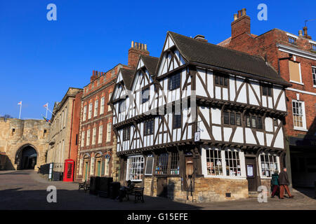 A struttura mista in legno e muratura Casa Leigh-Pemberton, telefono rosso scatola e Lincoln Castle, Piazza Castello, Lincoln, Lincolnshire, Inghilterra Foto Stock