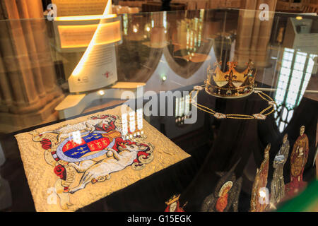 Pall ricamato e corona, utilizzato in Reinterment del re Richard III cerimonia, cattedrale di Leicester, Leicestershire, Inghilterra Foto Stock