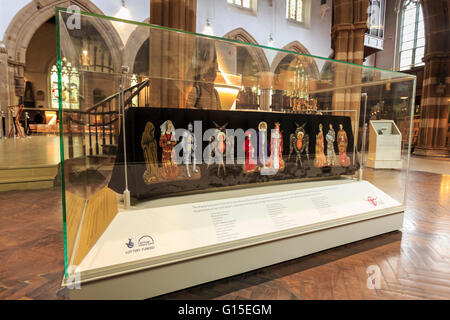 Pall ricamato e corona, utilizzato in Reinterment del re Richard III cerimonia, cattedrale di Leicester, Leicestershire, Inghilterra Foto Stock