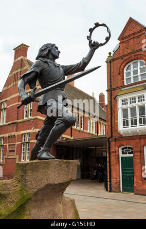 Statua del re Richard III, al di fuori del re Richard III Visitor Center, Leicester, città di Reinterment, Leicestershire, Inghilterra Foto Stock