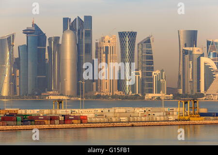 Il futuristico Doha skyline della città e contenitore porta, Doha, Qatar, Medio Oriente Foto Stock