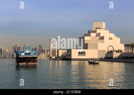 Il Museo di Arte Islamica, sambuco e moderno skyline della città di West Bay, dal Al-Corniche, la mattina presto, Doha, Qatar, Medio Oriente Foto Stock