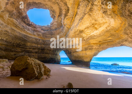 Le grotte marine di a Benagil con windows naturale sulle limpide acque dell'Oceano Atlantico, distretto di Faro, Algarve, PORTOGALLO Foto Stock