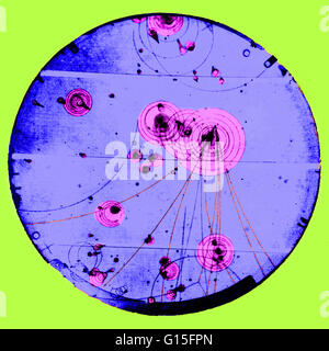 Questa immagine di un protone-photon collisione è stata ottenuta con una camera a bolle presso lo Stanford Linear Accelerator Center (SLAC), che mostra la collisione tra un nucleo di idrogeno (protoni) e ad alta energia fotone. La collisione ha avuto luogo nell'area a Foto Stock
