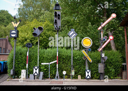 DEU, Germnay, la zona della Ruhr, Bochum, museo delle ferrovie nel distretto Dahlhausen, vecchi segnali. Foto Stock