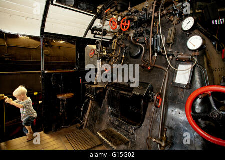 DEU, Germnay, la zona della Ruhr, Bochum, museo delle ferrovie nel distretto Dahlhausen, motore a vapore in un hangar, driver cabina con central-h Foto Stock