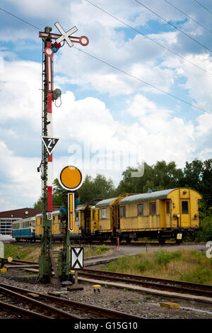 DEU, Germnay, la zona della Ruhr, Bochum, museo delle ferrovie nel distretto Dahlhausen, vecchi segnali e vecchio treno. Foto Stock