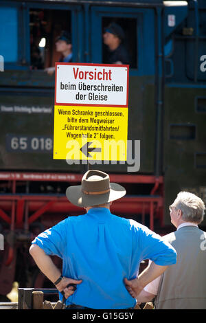 DEU, Germnay, la zona della Ruhr, Bochum, museo delle ferrovie nel distretto Dahlhausen, i visitatori vengono a guardare i locomotori. Foto Stock