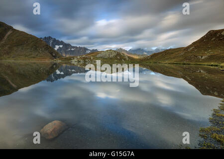 Le cime innevate sono riflesse nei laghi Fenetre all'alba, Val Ferret, Saint Rhemy, Grand St Bernard, Valle d'Aosta, Italia Foto Stock