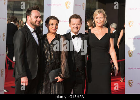 Londra, Regno Unito. 8 maggio 2016. Ant & Dec con le loro mogli. Anthony McPartlin e Declan Donnelly. Tappeto rosso arrivi della celebrità per la House of Fraser British Academy Awards televisivo presso la Royal Festival Hall. Foto Stock