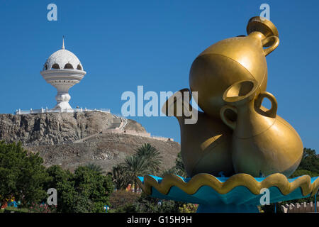 Golden scultura su strada rotonda & incensiere (Riyam monumento), Muscat Oman, Medio Oriente Foto Stock