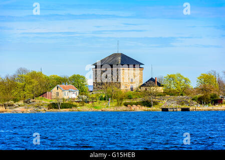 Karlskrona, Svezia - 03 Maggio 2016: bella giornata di primavera con una vista panoramica su Karlskrona arcipelago come visto dal porto. Foto Stock