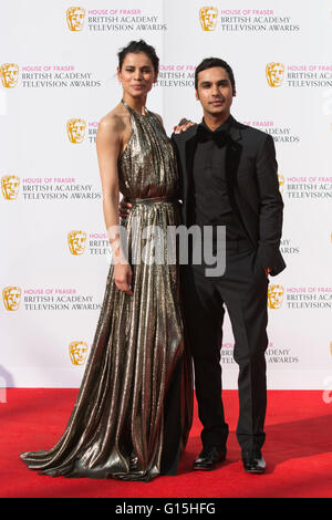 Londra, Regno Unito. 8 maggio 2016. Attore Kunal Nayyar con sua moglie Neha Kapur. Tappeto rosso arrivi della celebrità per la House of Fraser British Academy Awards televisivo presso la Royal Festival Hall. Foto Stock