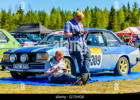 Emmaboda, Svezia - 7 Maggio 2016: 41a sud il Rally di Svezia nel deposito di servizio. Due persone appoggiata contro il team Bondesson 1981 Opel Foto Stock