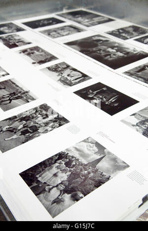 Libro italiano stampanti EBS Verona. Una volta l'anno alcune tradizionali dogana britannica da Omero Sykes fogli piatti. Foto Stock