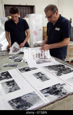 Operai di fabbrica in Italia. Uomini che lavorano presso gli stampatori di libri italiani EBS Verona. Stampare il libro fotografico, una volta all'anno alcune tradizionali usanze britanniche di Homer Sykes anni '2016 2010. Foto Stock