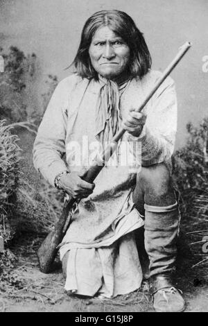 Geronimo "uno che sbadiglia' (Giugno 16, 1829 - 17 febbraio 1909) era un nativo americano leader del Chiricahua Apache che hanno combattuto contro il Messico e gli Stati Uniti per la loro espansione in Apache terre tribali per diversi decenni durante le guerre Apache. Egli Foto Stock