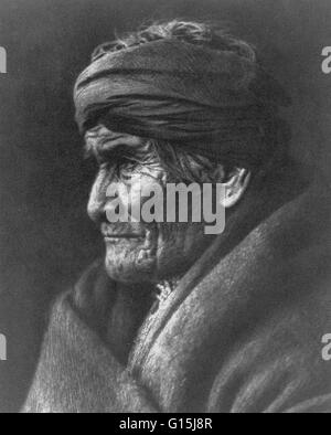 Geronimo "uno che sbadiglia' (Giugno 16, 1829 - 17 febbraio 1909) era un nativo americano leader del Chiricahua Apache che hanno combattuto contro il Messico e gli Stati Uniti per la loro espansione in Apache terre tribali per diversi decenni durante le guerre Apache. Egli Foto Stock